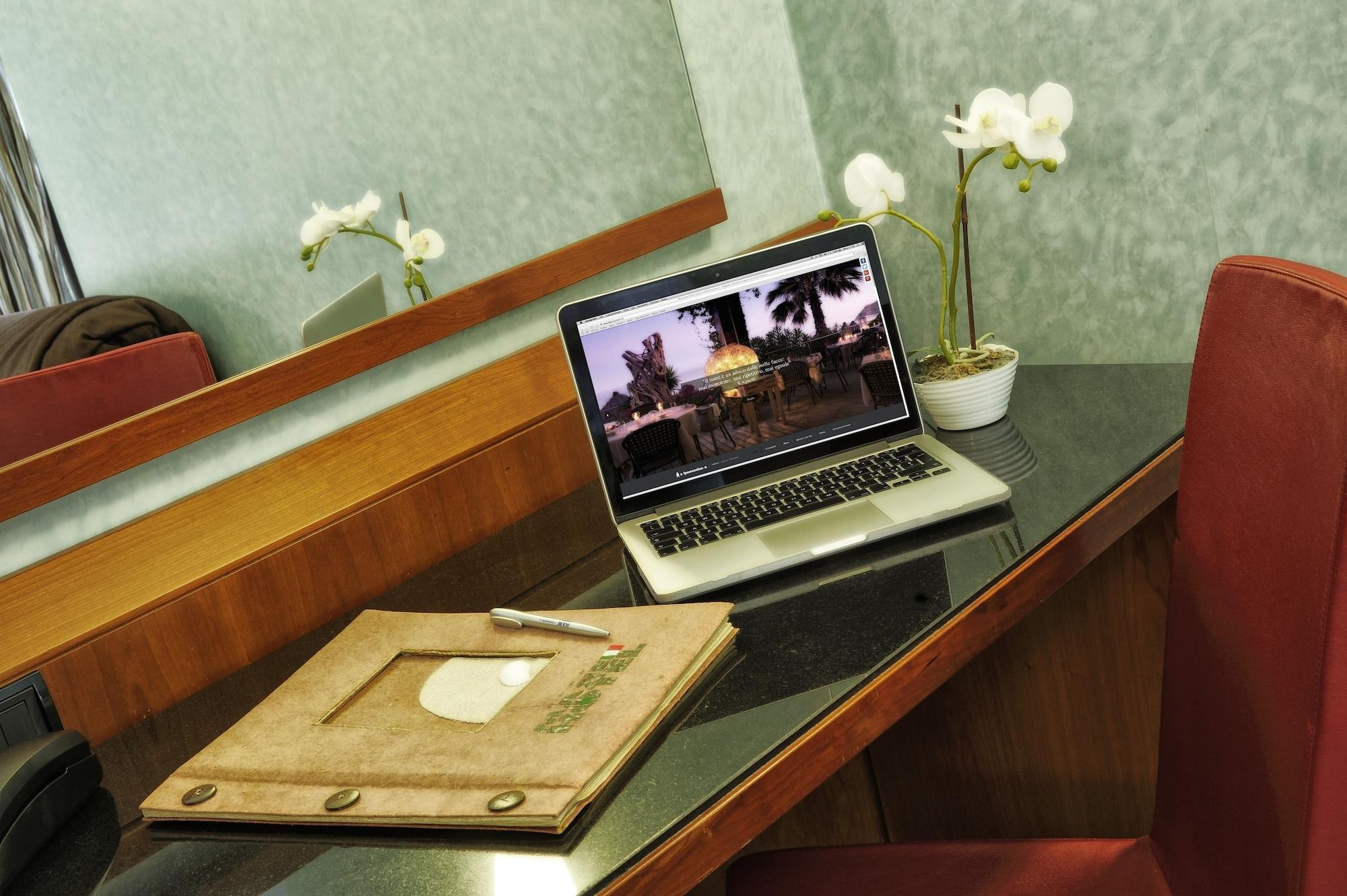 Mare Hotel Савона Екстериор снимка